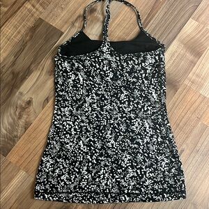 Lululemon Black and White tank top size 4 EUC